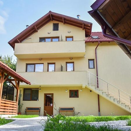 Tomis House Hotel Curtea de Argeş Esterno foto
