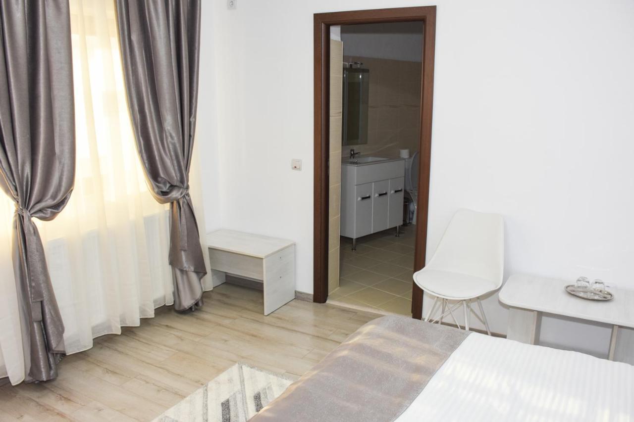 Tomis House Hotel Curtea de Argeş Esterno foto