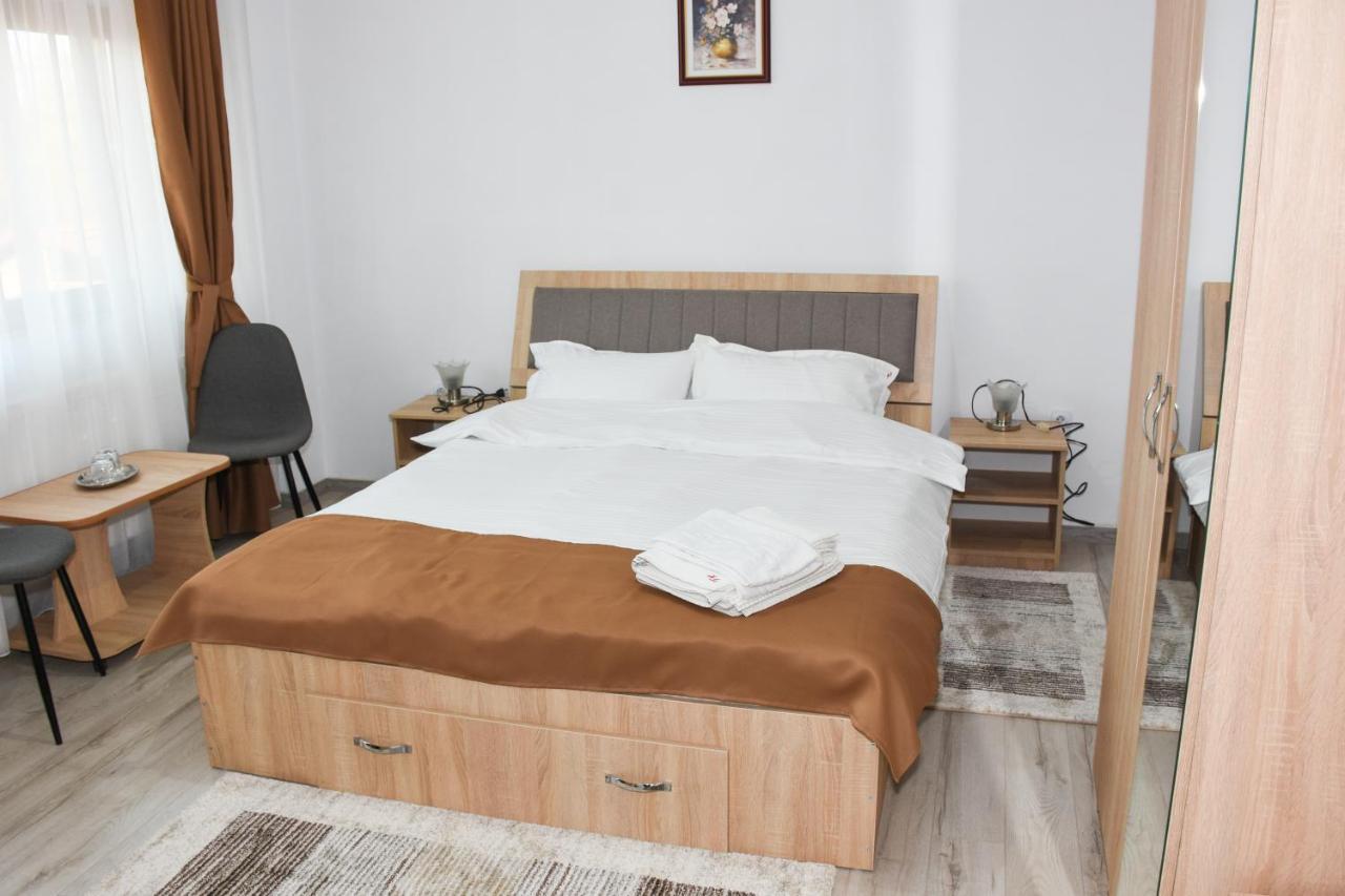 Tomis House Hotel Curtea de Argeş Esterno foto