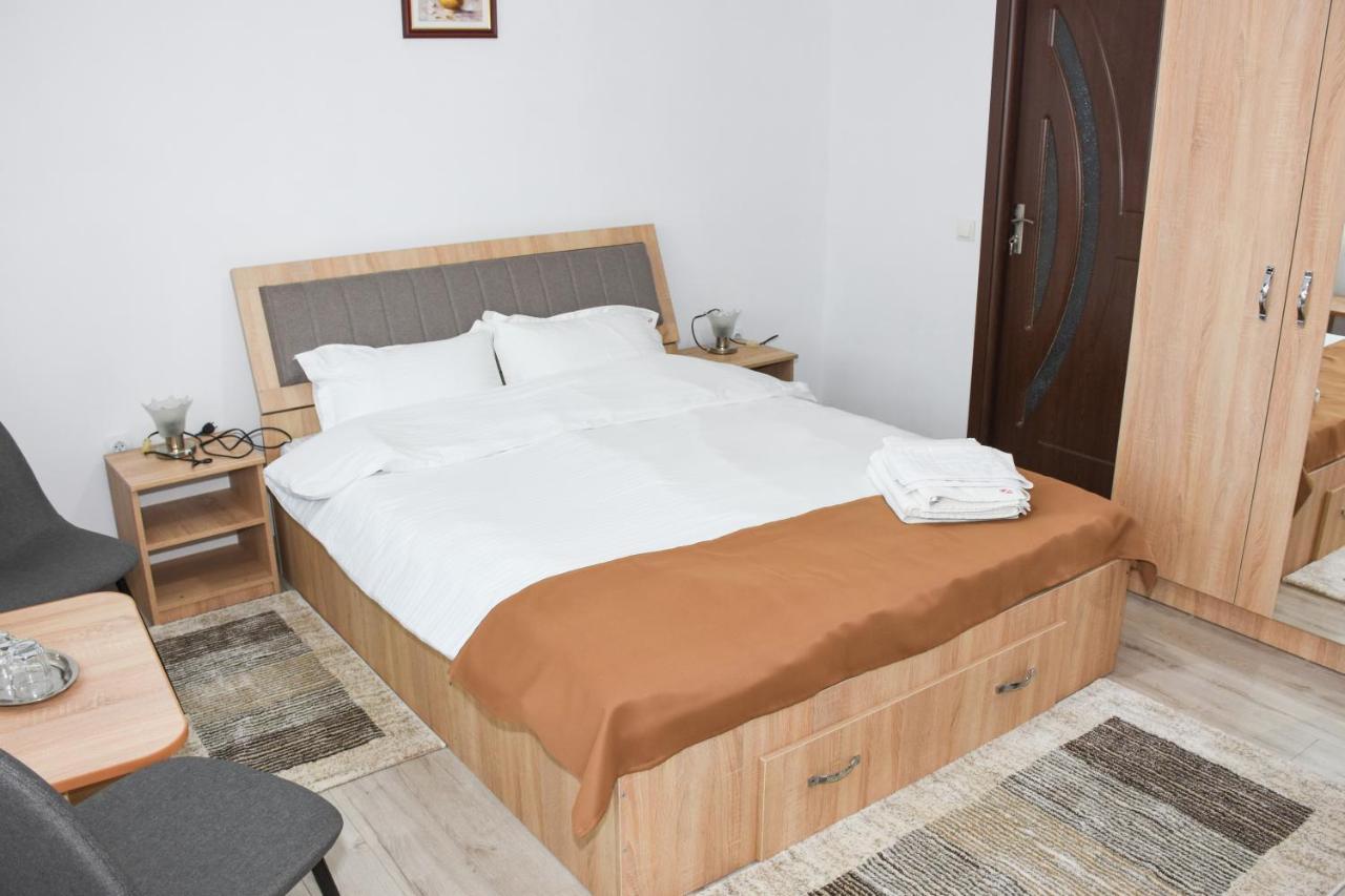Tomis House Hotel Curtea de Argeş Esterno foto