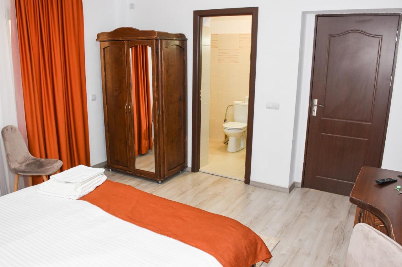 Tomis House Hotel Curtea de Argeş Esterno foto