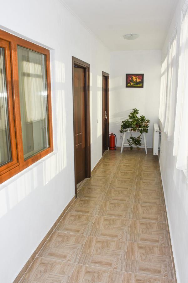 Tomis House Hotel Curtea de Argeş Esterno foto