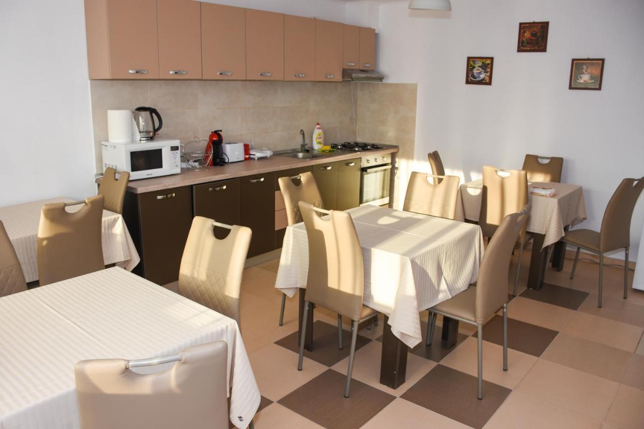Tomis House Hotel Curtea de Argeş Esterno foto