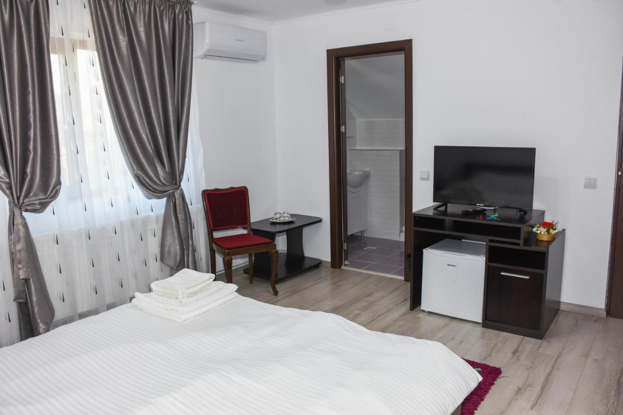 Tomis House Hotel Curtea de Argeş Esterno foto