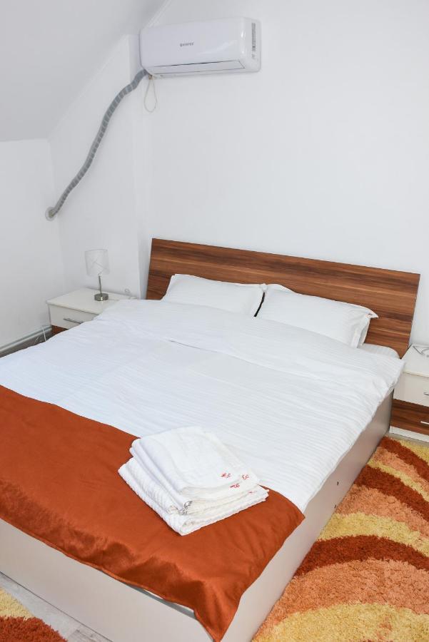 Tomis House Hotel Curtea de Argeş Esterno foto