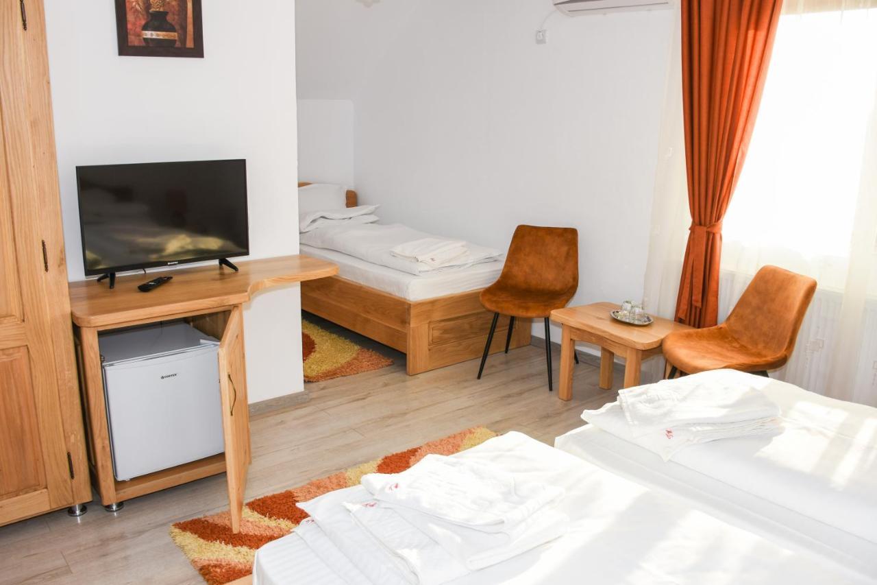 Tomis House Hotel Curtea de Argeş Esterno foto