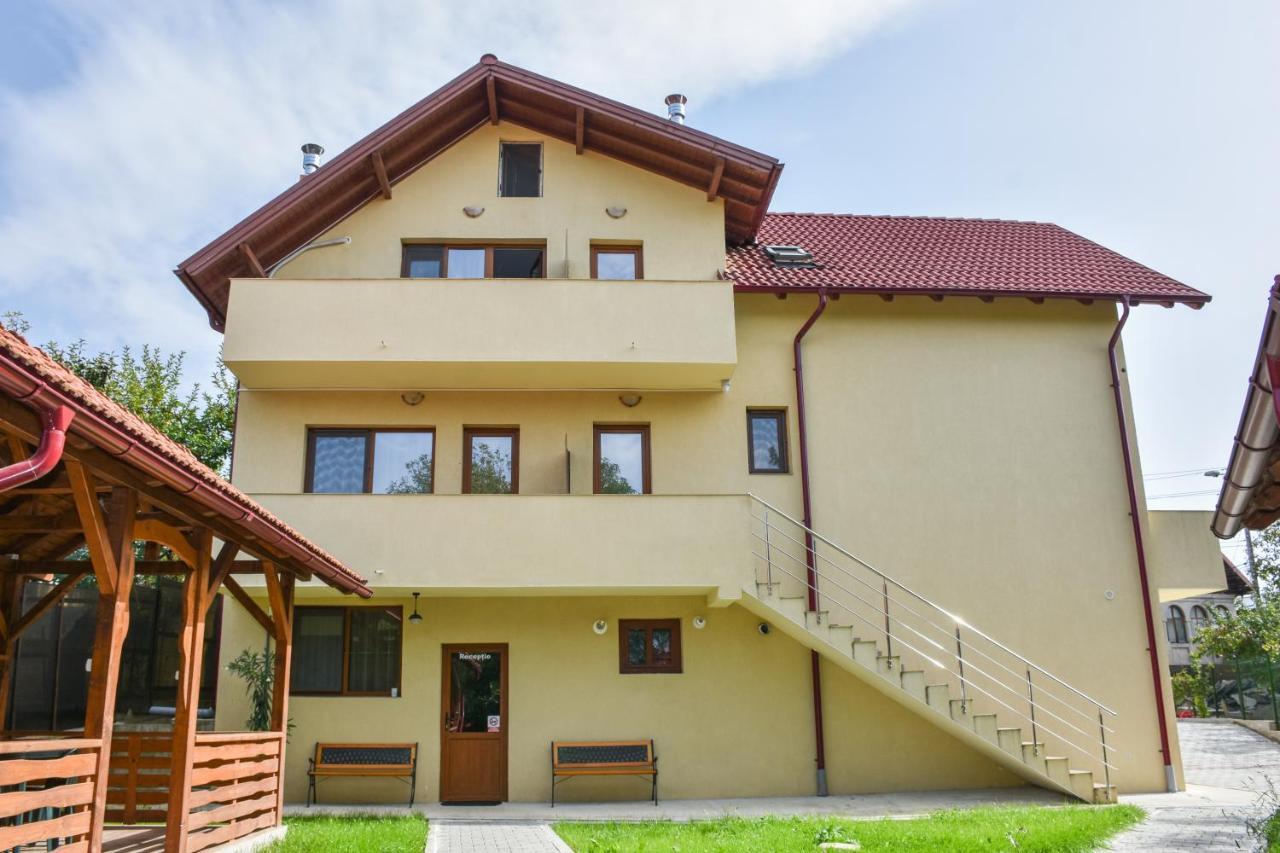 Tomis House Hotel Curtea de Argeş Esterno foto