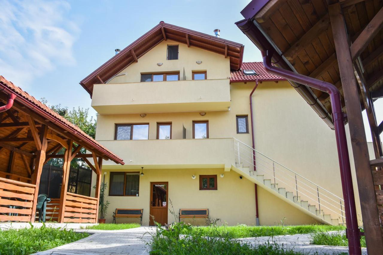 Tomis House Hotel Curtea de Argeş Esterno foto